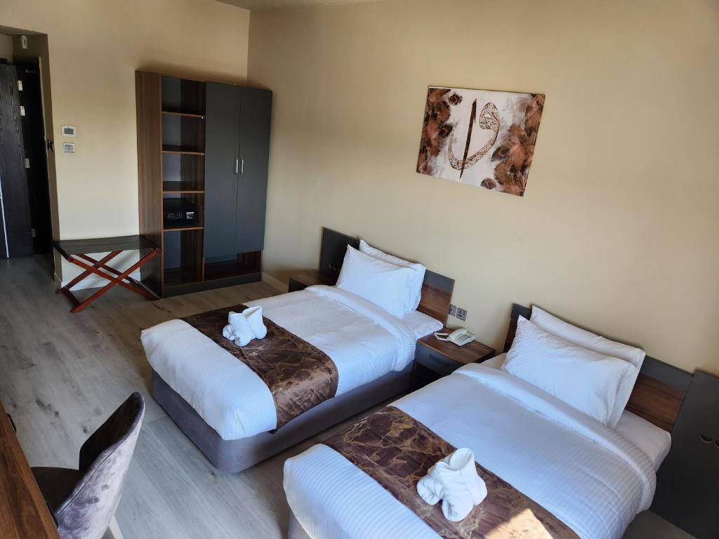 Postel nebo postele na pokoji v ubytování The Saj Hotel