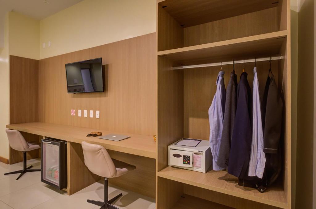 a room with a desk and a computer in a room at Rio Aeroporto Hotel Galeão in Rio de Janeiro