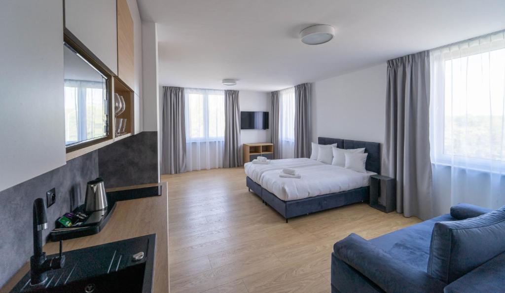 pokój hotelowy z łóżkiem i kanapą w obiekcie Milo Aparthotel we Wrocławiu