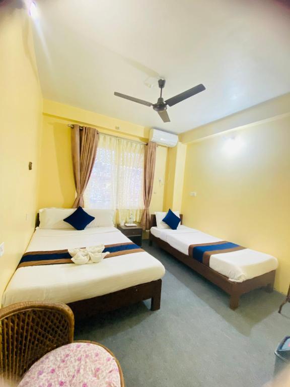 Rúm í herbergi á Pokhara Eco Friendly Home