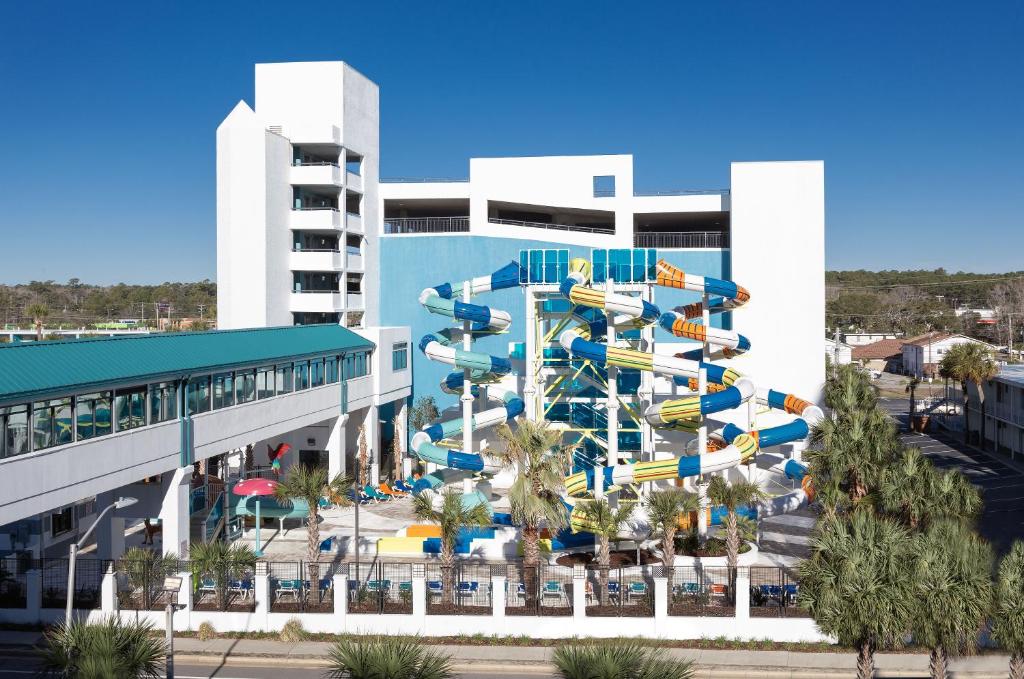 un complexe avec un toboggan en face d'un bâtiment dans l'établissement Landmark Resort, à Myrtle Beach