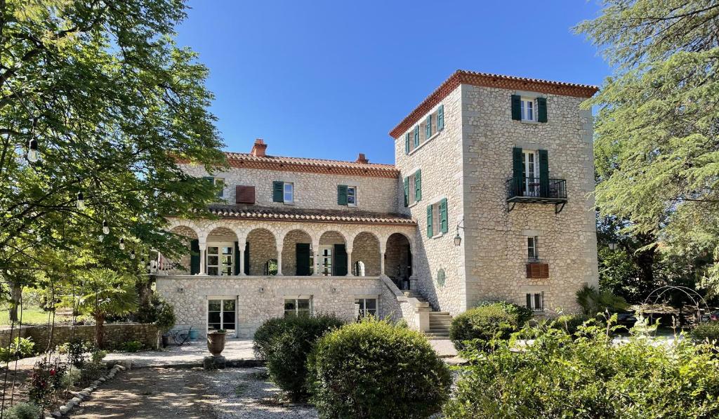 ein großes Steingebäude mit Bäumen davor in der Unterkunft Castell Rose in Prades