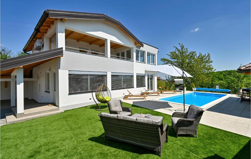 uma casa com um quintal com cadeiras e uma piscina em Beautiful Home In Vinica Breg With Wifi em Cestica