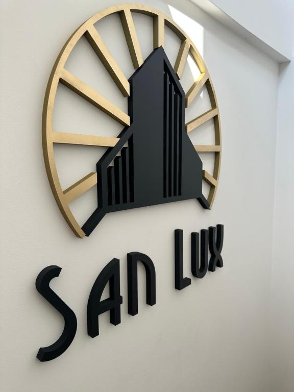 Certificato, attestato, insegna o altro documento esposto da San Lux Dunavska