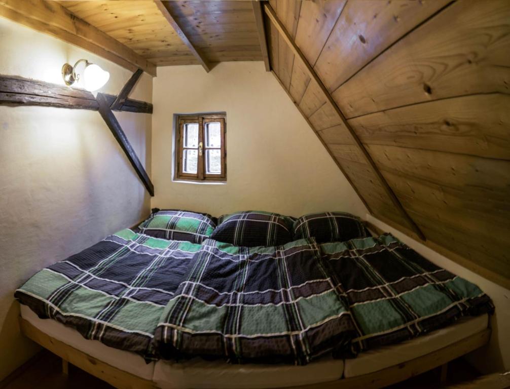 Postel nebo postele na pokoji v ubytování Adršpach chalupa