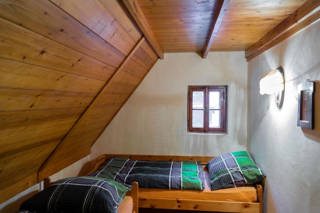 Postel nebo postele na pokoji v ubytování Adršpach chalupa
