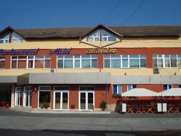 a building with a restaurant on the side of a street at Motel Maestro in Deva