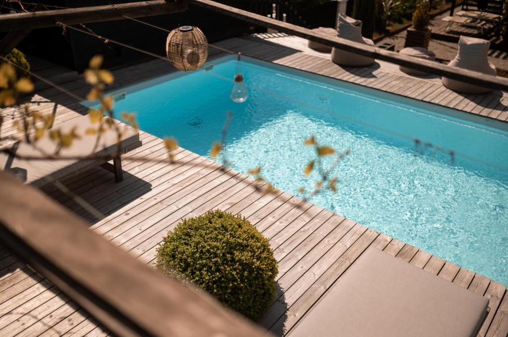 思科納的住宿－Landpalais Goyenhof - Deluxe Suites & Breakfast，享有带顶部游泳池的景色