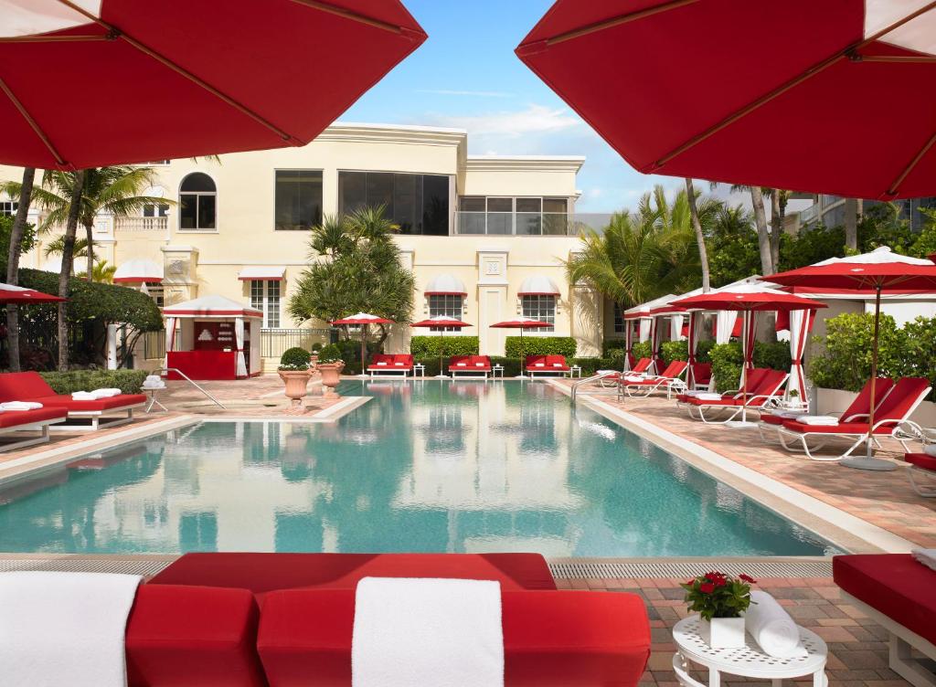 Bazén v ubytování Acqualina Resort and Residences nebo v jeho okolí