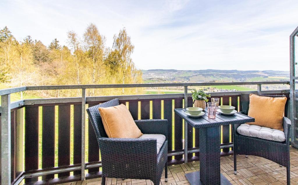 Apartment Bergwiese I Balkon I Aufzug I Stellplatz في شفارتسنبرغ: شرفة مع طاولة وكراسي وإطلالة