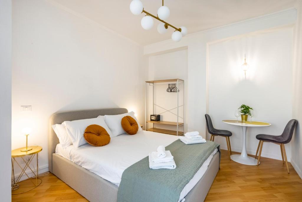 sypialnia z łóżkiem, stołem i krzesłami w obiekcie Re di Roma - Charme Apartment w Rzymie