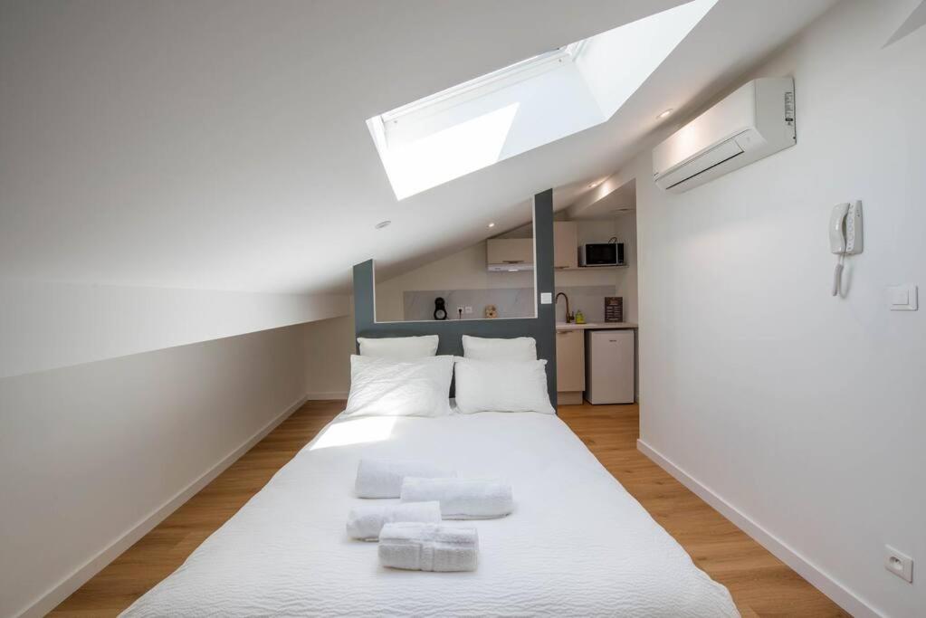 1 dormitorio con 1 cama con sábanas blancas y ventana en WelcomeAgen*Gatsby*Clim*Fibre en Agen