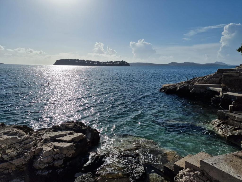 eine Insel inmitten eines Wasserkörpers in der Unterkunft Apartment Ana Lozica with terrace in Dubrovnik