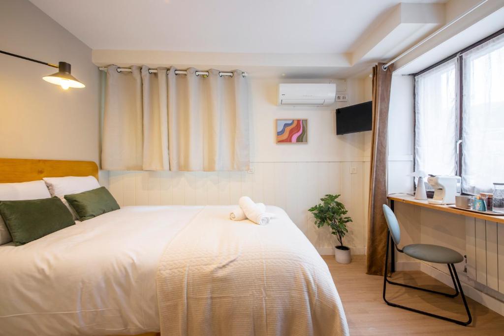 Postel nebo postele na pokoji v ubytování Hotel Donosti