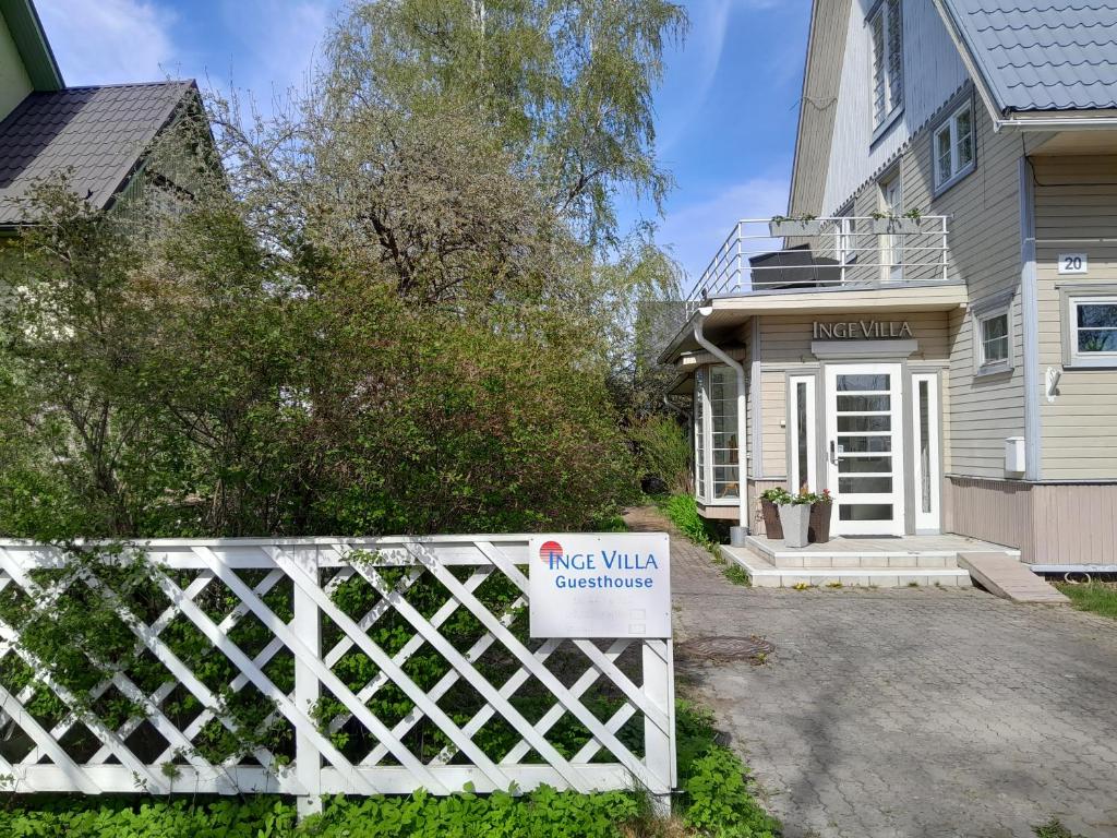 uma cerca branca com um sinal de não entrada em frente a uma casa em Inge Villa em Pärnu