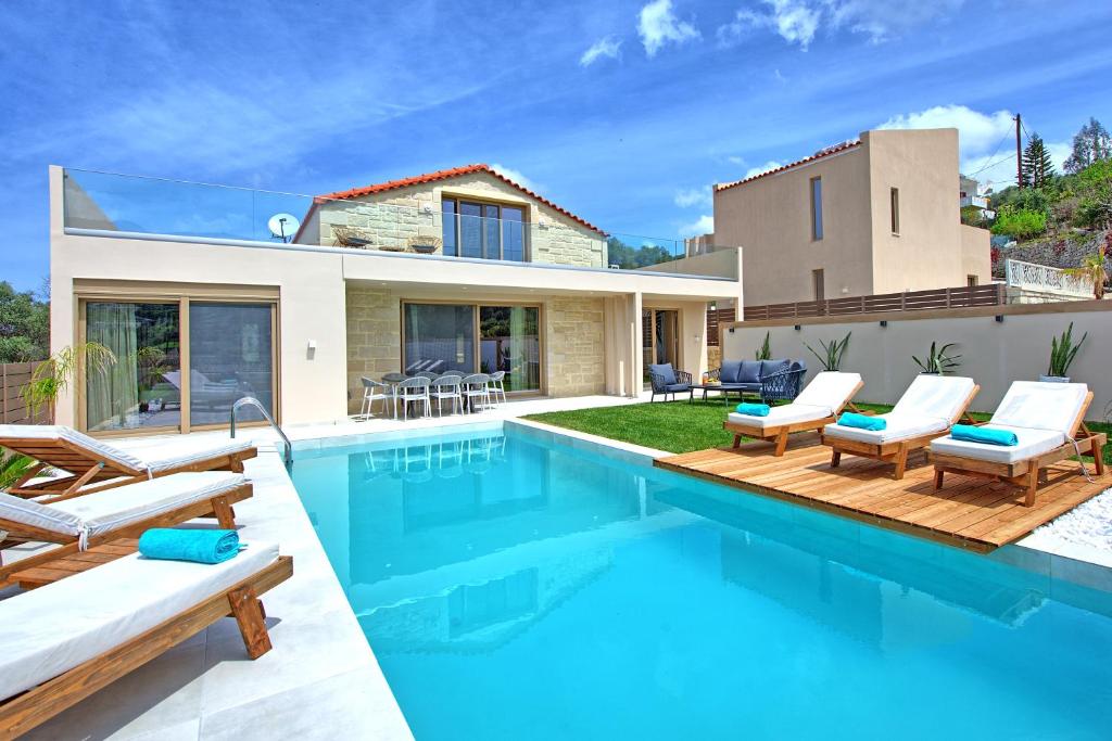 une villa avec une piscine et une maison dans l'établissement Villa Silentium Evilia by PosarelliVillas, à Argyroupolis