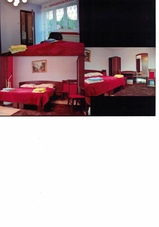 een slaapkamer met 2 stapelbedden en rode lakens bij Niebocko in Niebocko