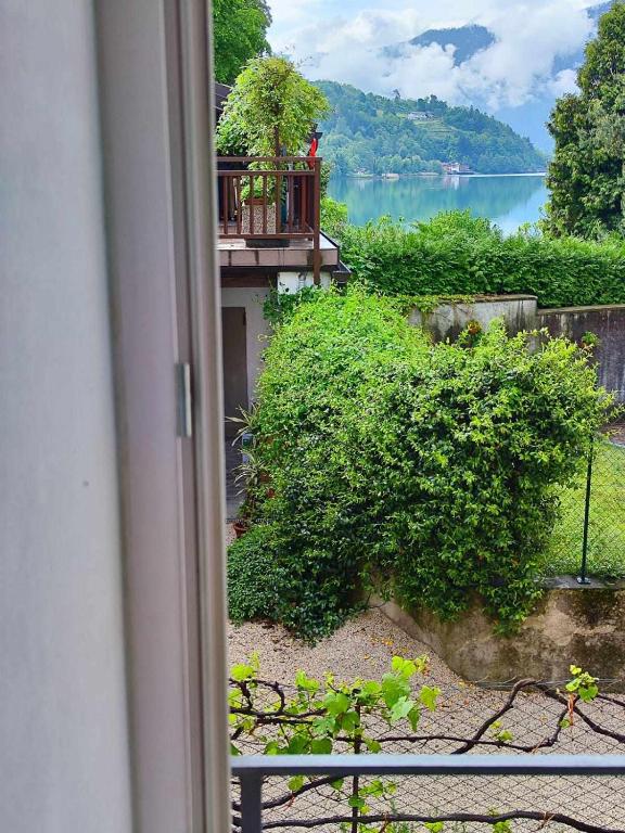Piccolo borgo sul lago
