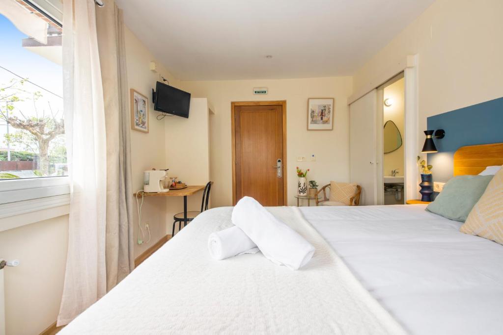 Postel nebo postele na pokoji v ubytování Hotel Donosti