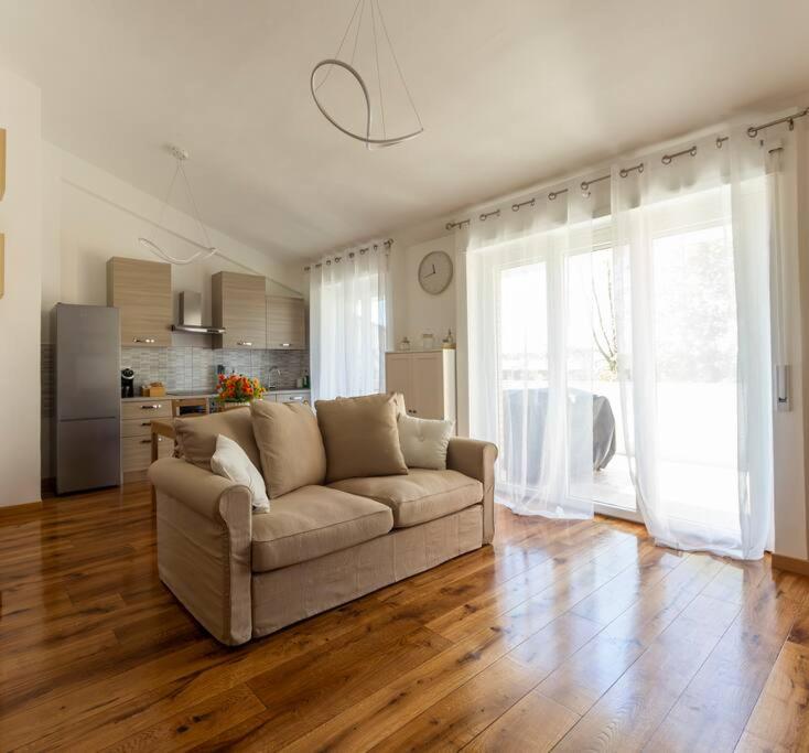 uma sala de estar com um sofá e uma cozinha em Alloggio Turistico Flavia em Anzio
