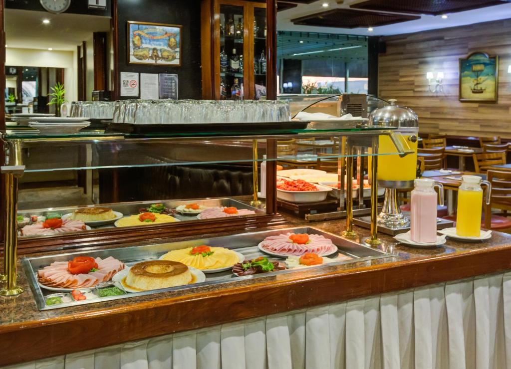 a buffet line with many different types of food at Rio Aeroporto Hotel Galeão in Rio de Janeiro