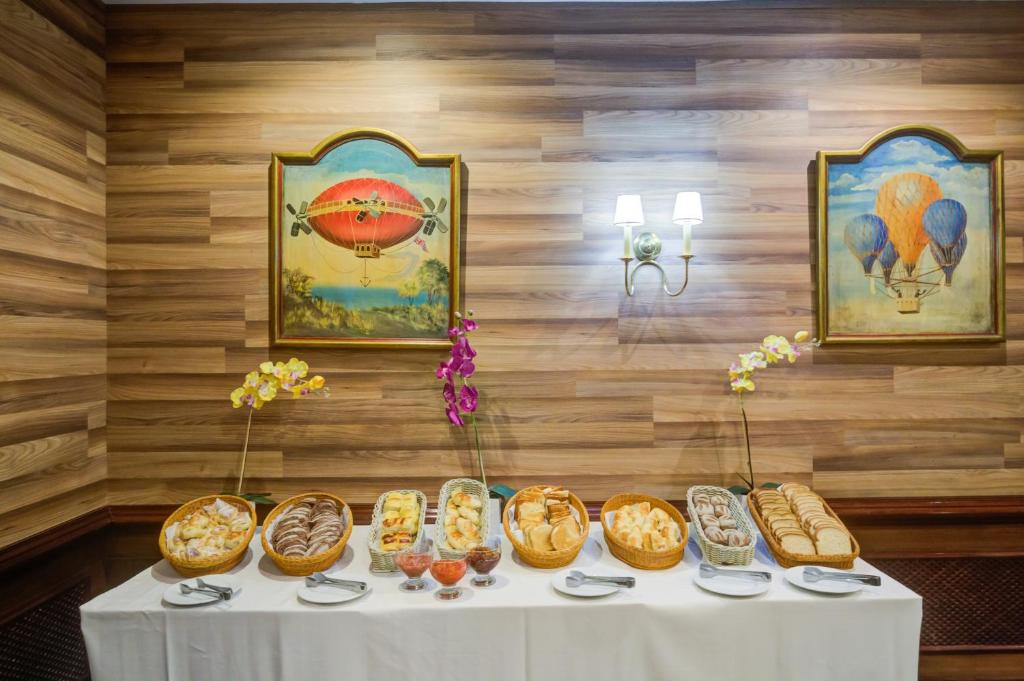 a table with a bunch of breads and pastries at Rio Aeroporto Hotel Galeão in Rio de Janeiro