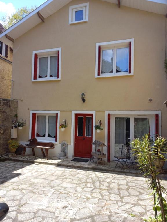 a house with a red door at Au Soleil Couchant in Sarlat-la-Canéda