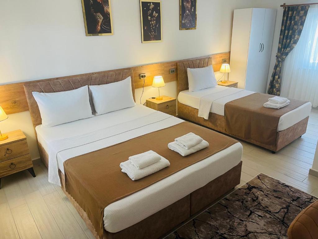 una camera d'albergo con due letti e asciugamani di Sirius Boutique Otel Pamukkale a Pamukkale
