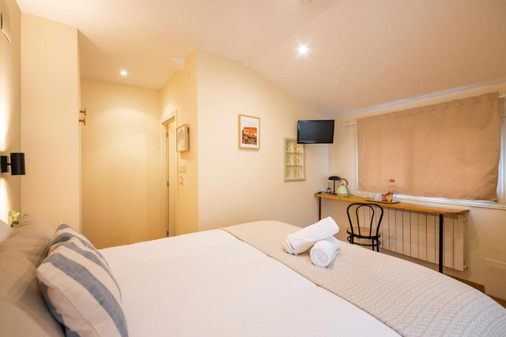 Postel nebo postele na pokoji v ubytování Hotel Donosti