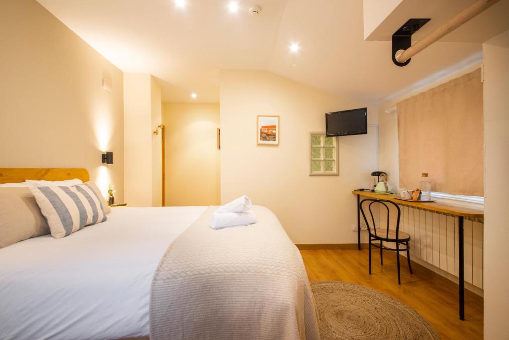 Postel nebo postele na pokoji v ubytování Hotel Donosti