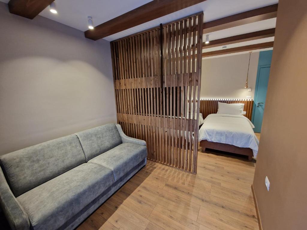 Postel nebo postele na pokoji v ubytování Palorto Traditional Hotel