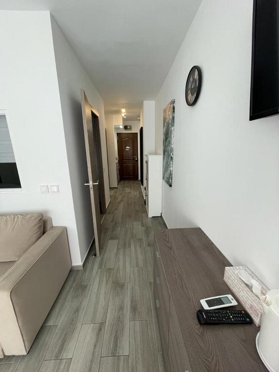 przedpokój pokoju z kanapą i zegarem w obiekcie Blue Ocean Apartment w mieście Torremolinos