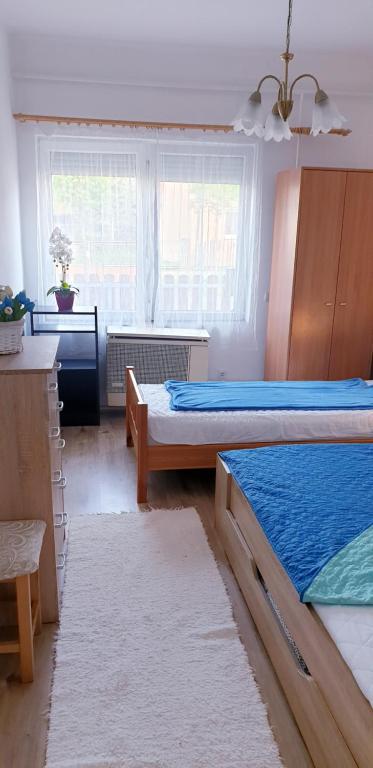 Łóżko lub łóżka w pokoju w obiekcie Napfény Apartmanház Balatonberény