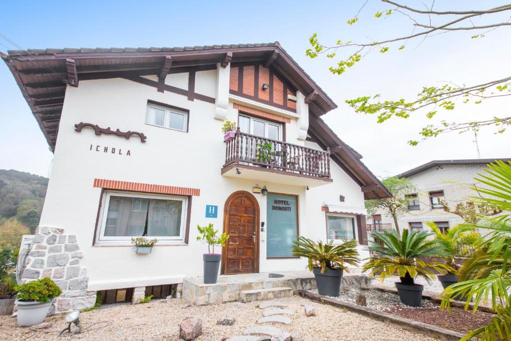 obraz domu z balkonem w obiekcie Hotel Donosti w mieście San Sebastián