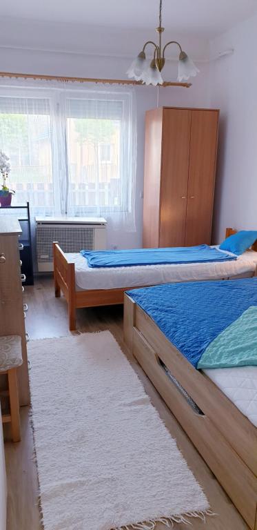 Łóżko lub łóżka w pokoju w obiekcie Napfény Apartmanház Balatonberény