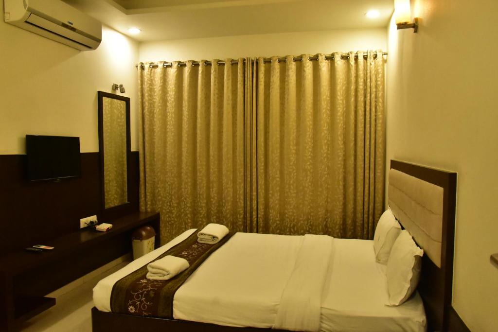 Postel nebo postele na pokoji v ubytování Hotel Dhantara
