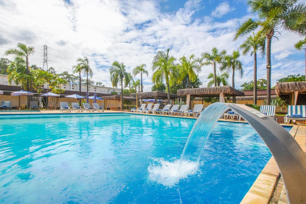 una piscina en un resort con un tobogán de agua en Sumaré Park Hotel, en Sumaré