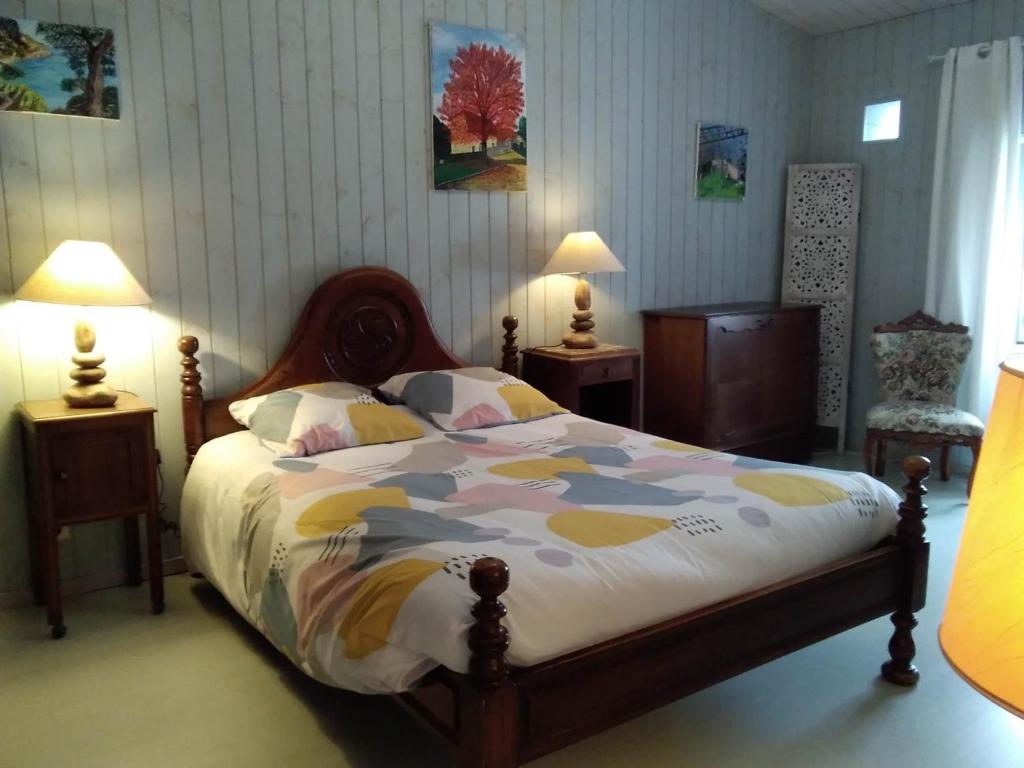 1 dormitorio con 1 cama, 2 mesitas de noche y 2 lámparas en Hirondelles et mésanges, en Fromental