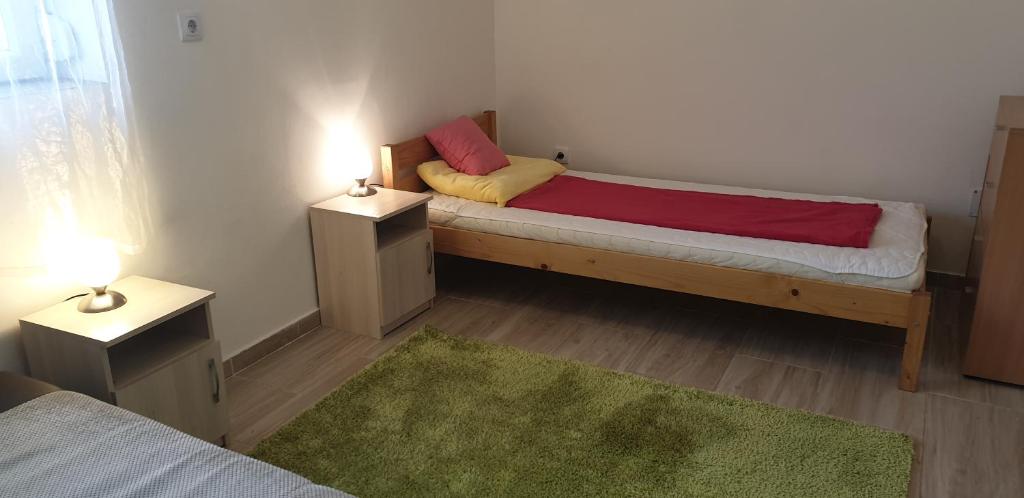 Łóżko lub łóżka w pokoju w obiekcie Napfény Apartmanház Balatonberény