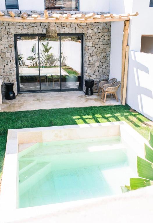 Basen w obiekcie Villas Alemagou lub w pobliżu