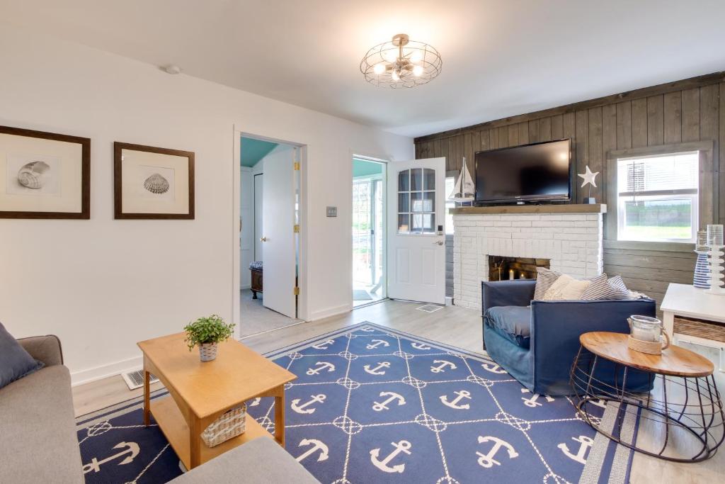 TV a/nebo společenská místnost v ubytování Walk to Lake Nautical Akron Cottage with Deck!