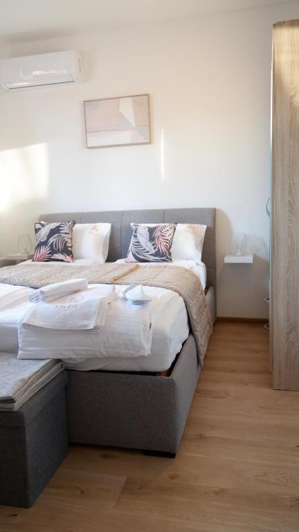 Letto o letti in una camera di San Lux Dunavska