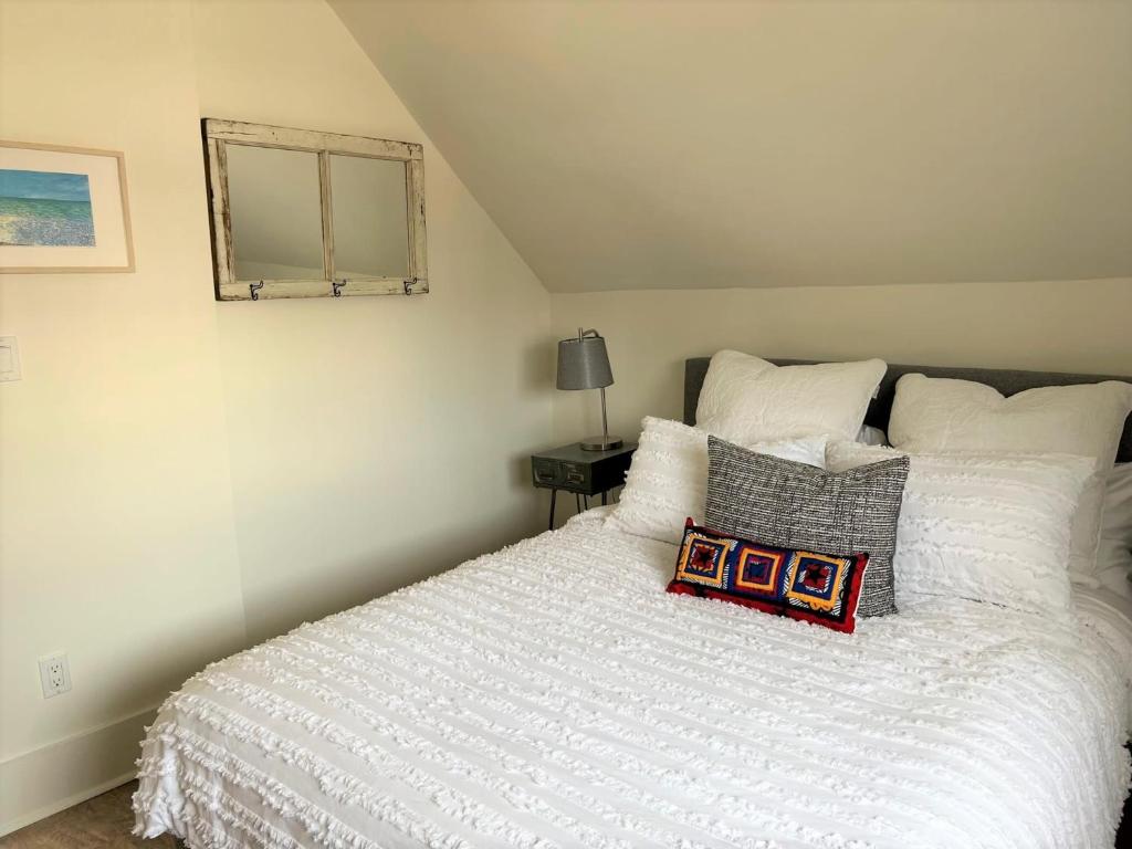 1 dormitorio con 1 cama blanca grande con almohadas en Welcome to The Flats Hotel North Suite en Wellington