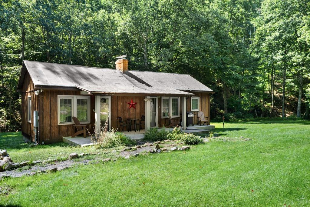 Κήπος έξω από το River Access w Hot Tub, Grill, WiFi, & Fire Pit!