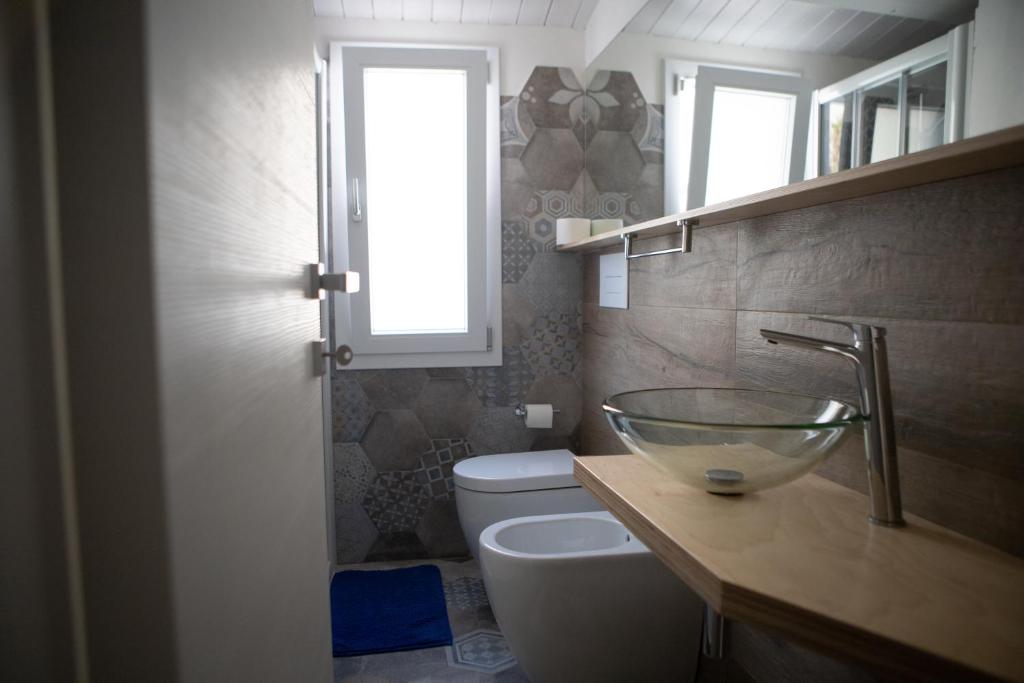 A bathroom at CASA MAIOLICA