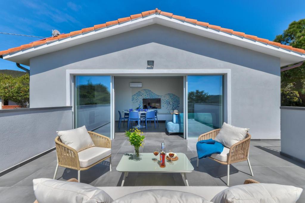 Posedenie v ubytovaní Villa Serena vista mare