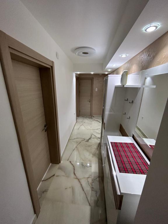 une chambre avec un couloir avec une porte et une chambre avec un comptoir dans l'établissement Matej LUX Apartment, à Skopje