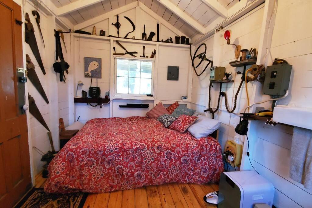 sypialnia z łóżkiem w małym domku w obiekcie The Stabbin Cabin on Grant Island Brantingham Lake w mieście Glenfield