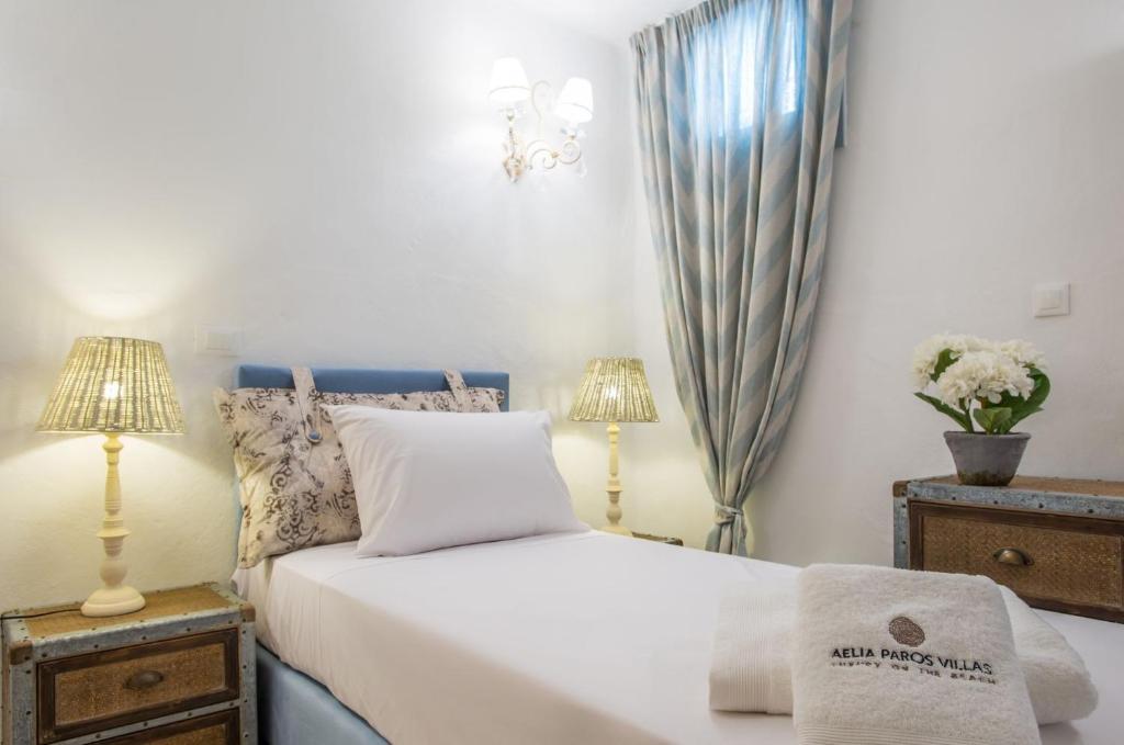 Posteľ alebo postele v izbe v ubytovaní Grand Villa With Sea View And Private Pool Up To 8 Persons Apv Golden Beach Paros