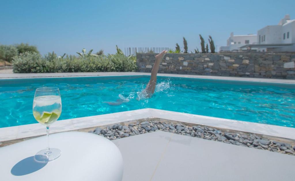 Bazén v ubytovaní Grand Villa With Sea View And Private Pool Up To 8 Persons Apv Golden Beach Paros alebo v jeho blízkosti